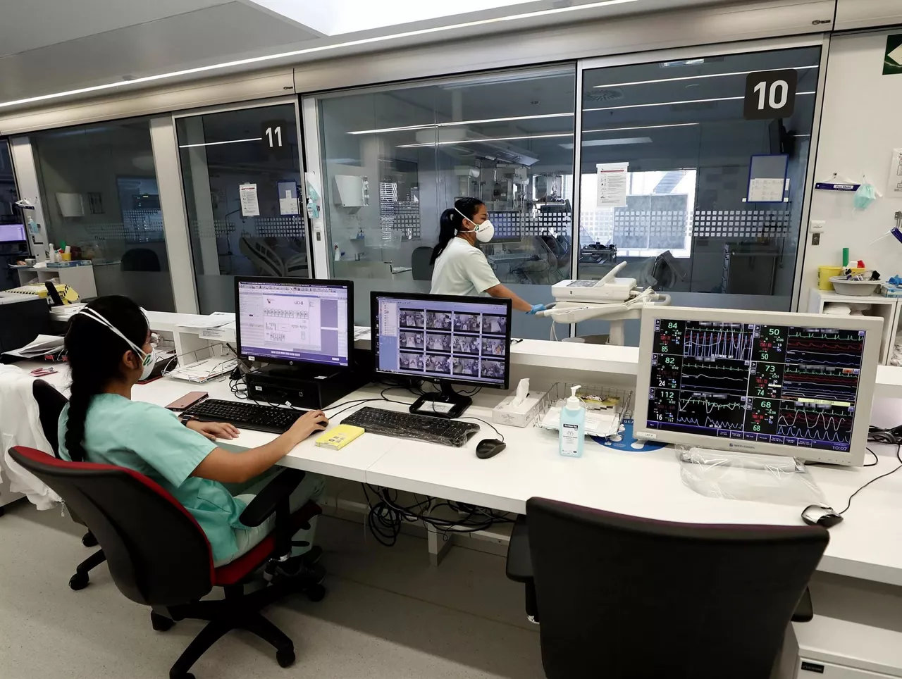 Una mujer trabajando en un hospital de Navarra