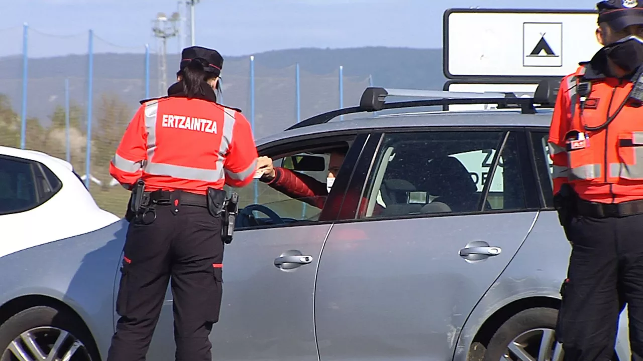 Control de la Ertzaintza. Foto: EiTB