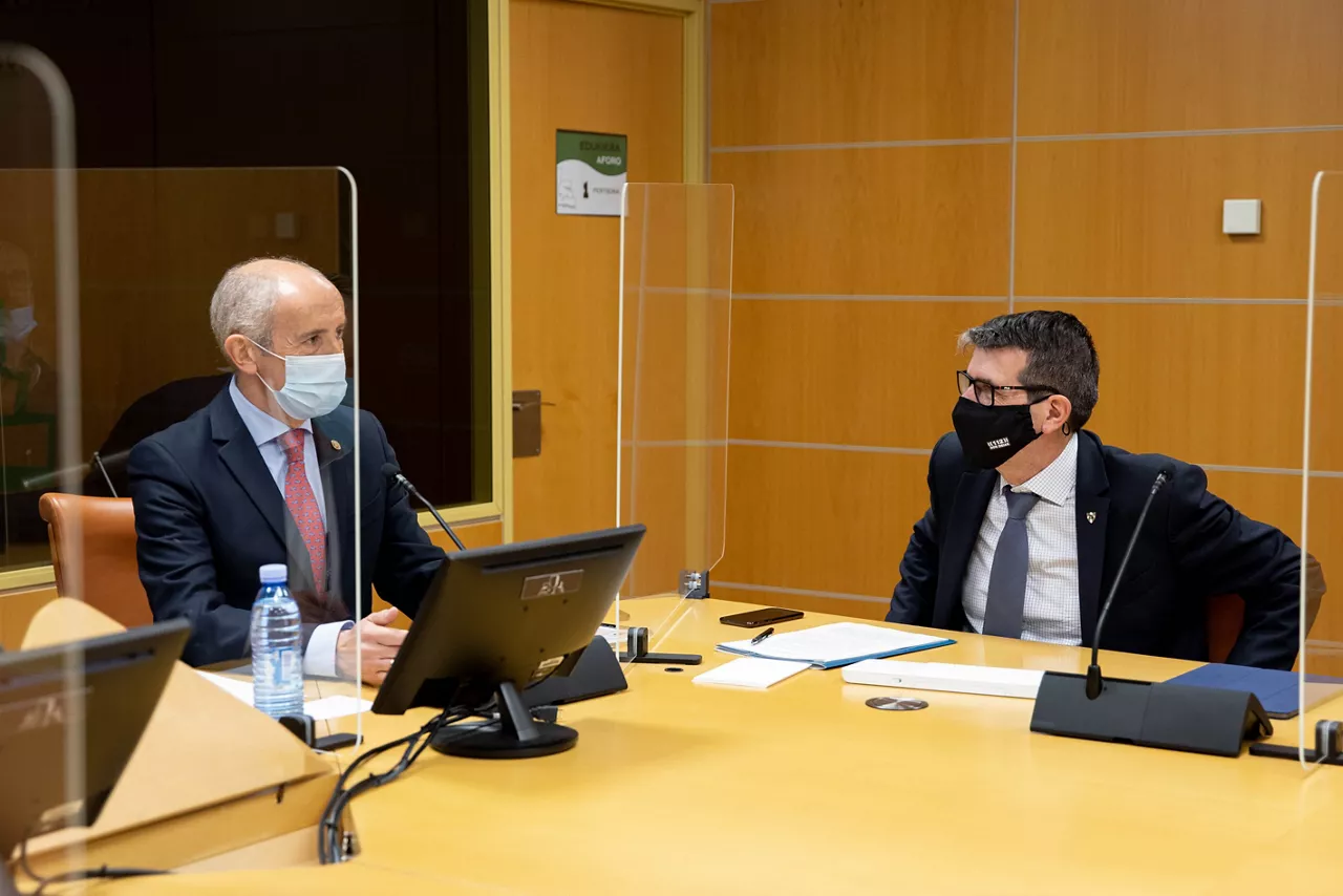 Josu Erkoreka y Josu Zubiaga, hoy, presentado el documento.