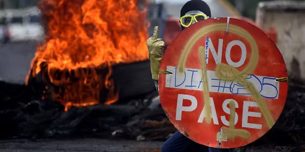 Barricadas durante las protestas. Foto: EFE.