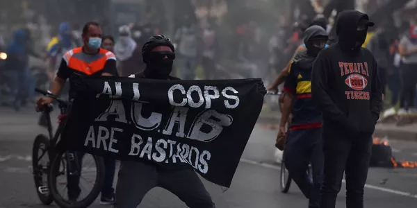 Un manifestante protesta contra la policía. Foto: EFE.