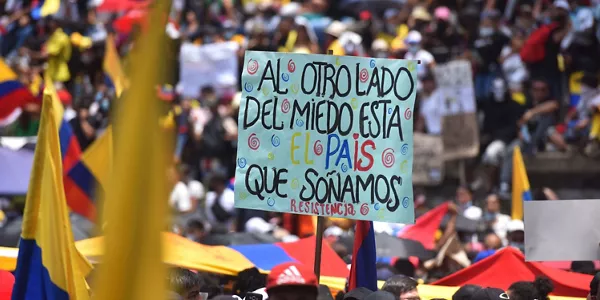 Miles de personas se han echado a la calle para protestar contra la reforma de la ley tributaria de Duqe. Foto: EFE.