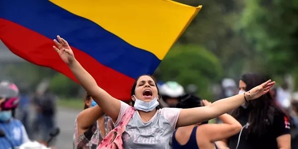 Una mujer grita durante las protestas. Foto: EFE.