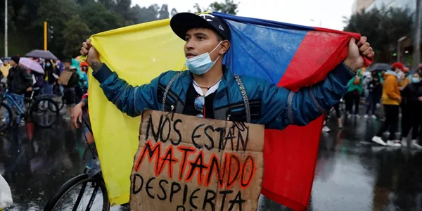 Un manifestante con un cartel. Foto: EFE.