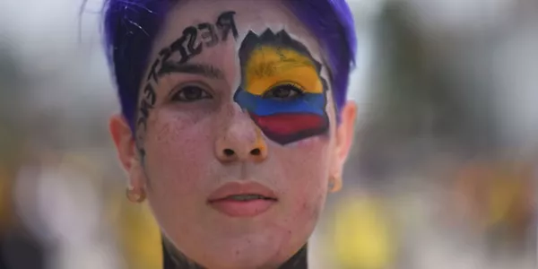 Una mujer con la cara pintada durante las manifestaciones. Foto: EFE.