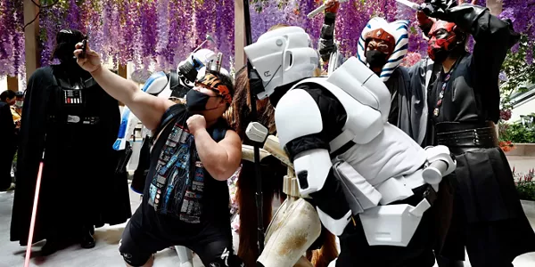 Fans de la saga posando en el día de Star Wars. Foto: EFE.
