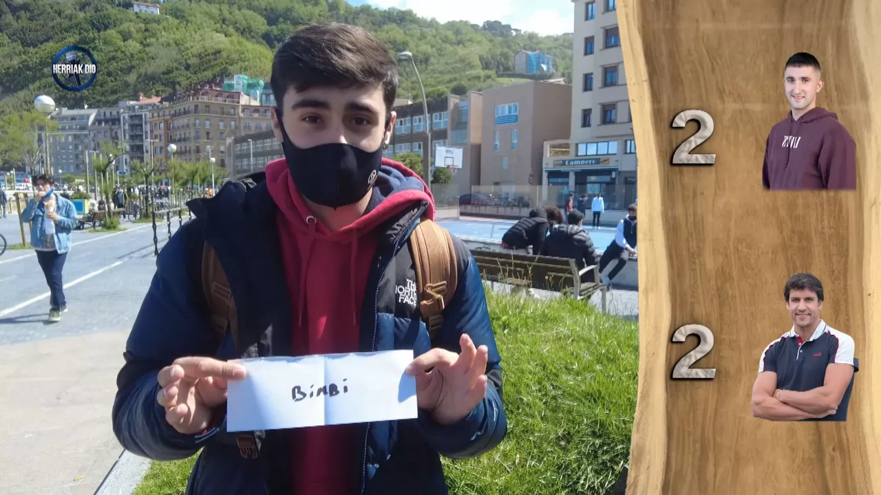 "Conquis"en jarraitzaile bat Binbiri botoa ematen. EITBren bideo batetik ateratako irudia