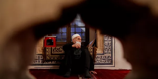 Un anciano en una mezquita de Kosovo. Foto: EFE.