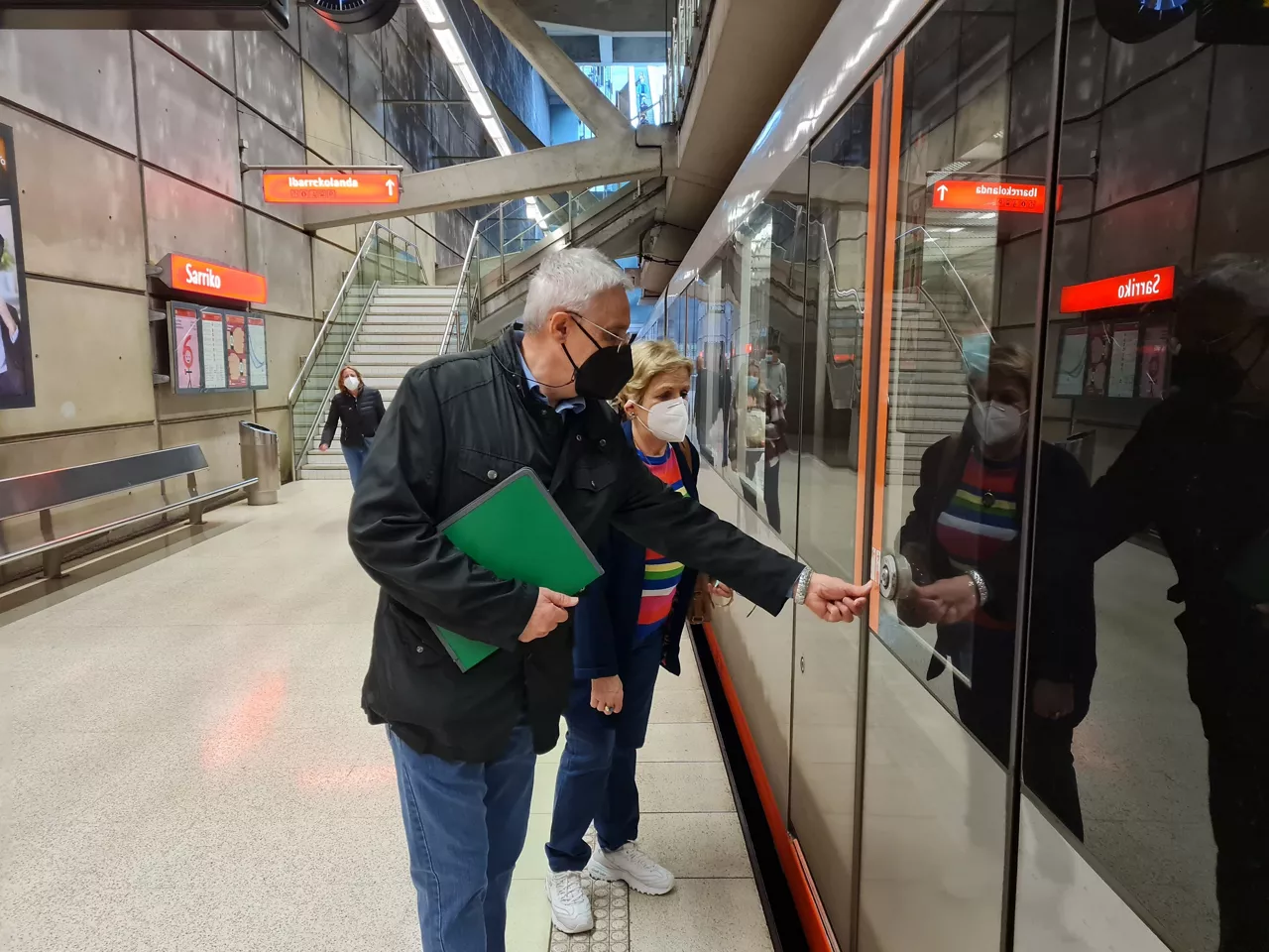 Dos usuarios acceden a una unidad del Metro.