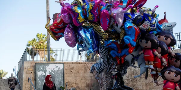 Una mujer mirando a los globos en Jerusalén. Foto: EFE.