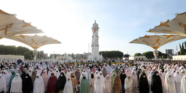 Un grupo de mujeres rezando en la Gran Mezquita de Baiturrahman (Indonesia). Foto: EFE.