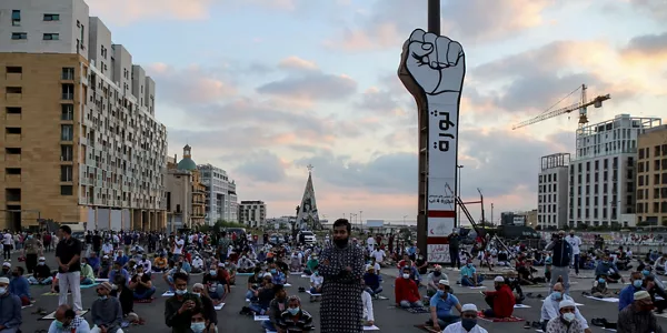 Los fieles han manteido la distancia de seguridad en el Líbano. Foto: EFE.