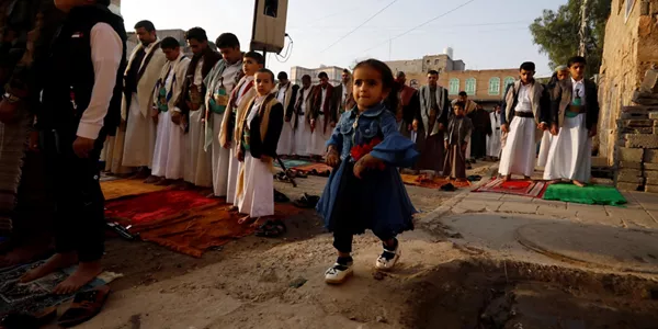 Una niña yemení durante los rezos. Foto EFE.