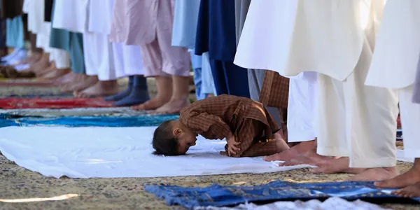 Un niño rezando en Pakistán. Foto: EFE.