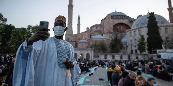 Un hombre haciéndose un selfie en Turquía. Foto: EFE.