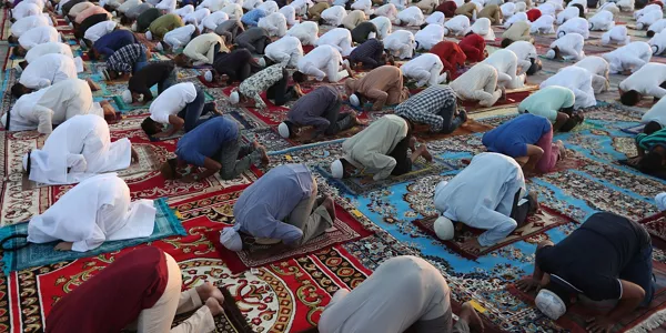 Fieles rezando durante el Eid Al-Fitr, en Emiratos Árabes Unidos. Foto: EFE.