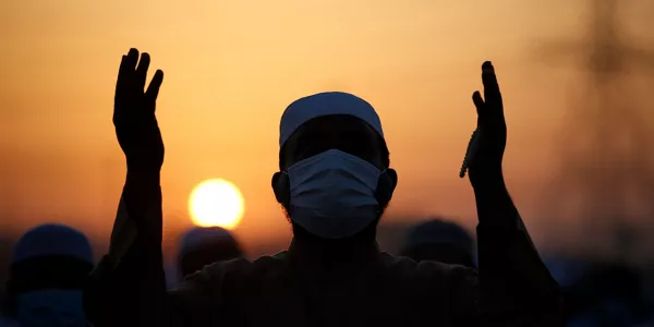 Un hombre rezando en los Emiratos Árabes Unidos. Foto: EFE.
