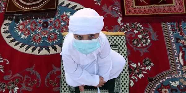 Un niño en Emiratos Árabes Unidos. Foto: EFE.