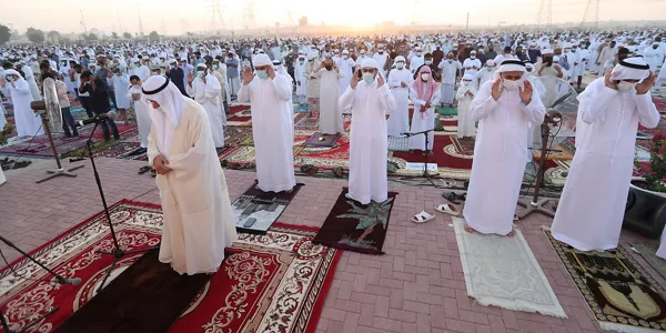 Un clérigo encabeza el rezo Eid Al-Fitr en los Emiratos Árabes Unidos. Foto: EFE.