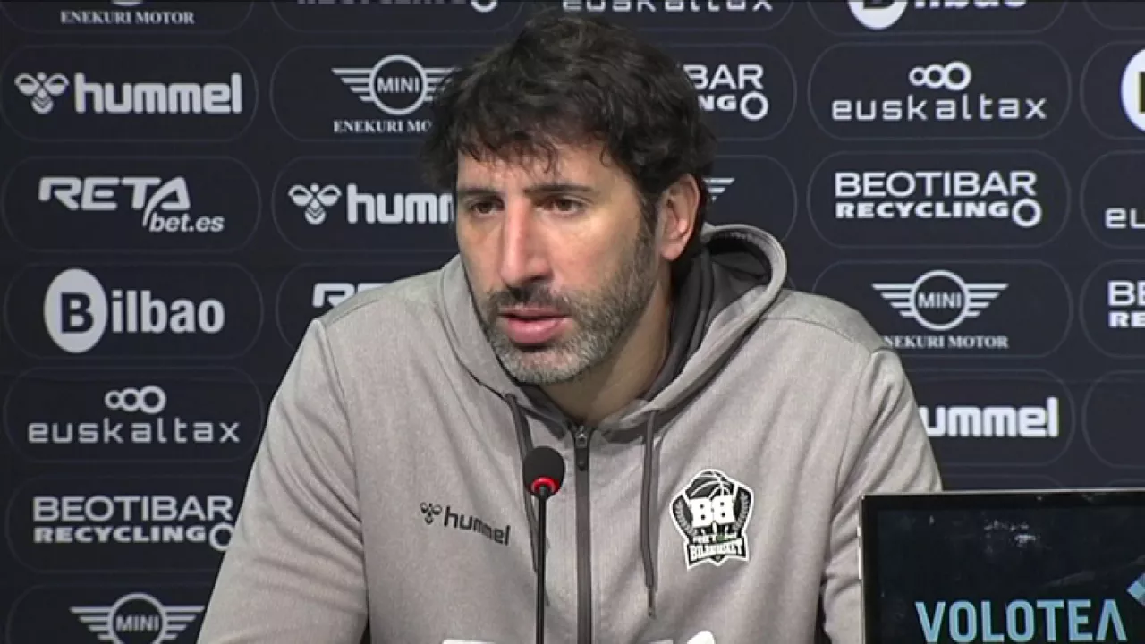 Alex Mumbrú, como entrenador del Surne Bilbao Basket.