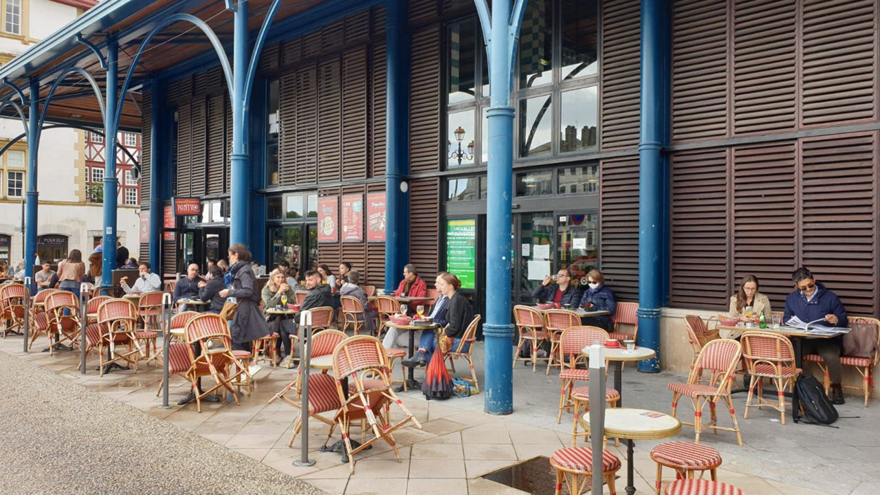 Una terraza de Baiona (Lapurdi). Imagen de archivo: EiTB Media