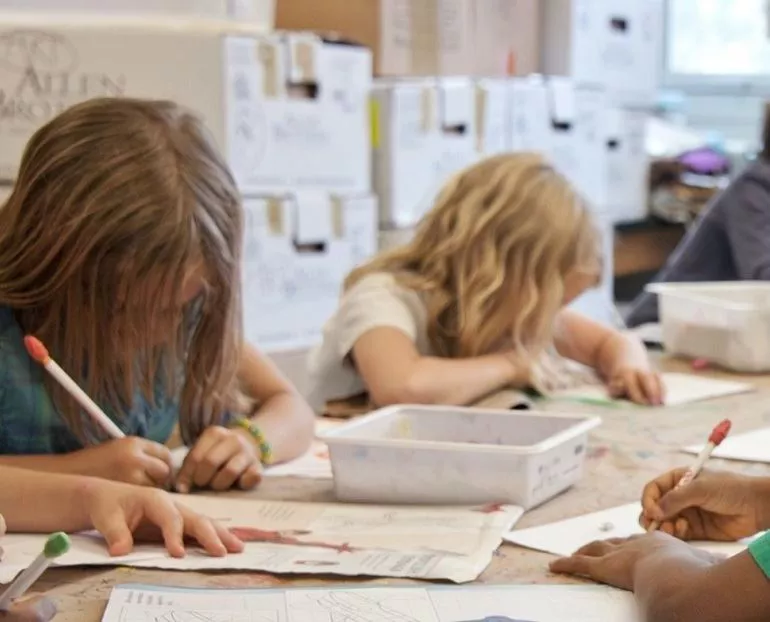 La vacunación infantil hará de los centros "entornos más seguros".