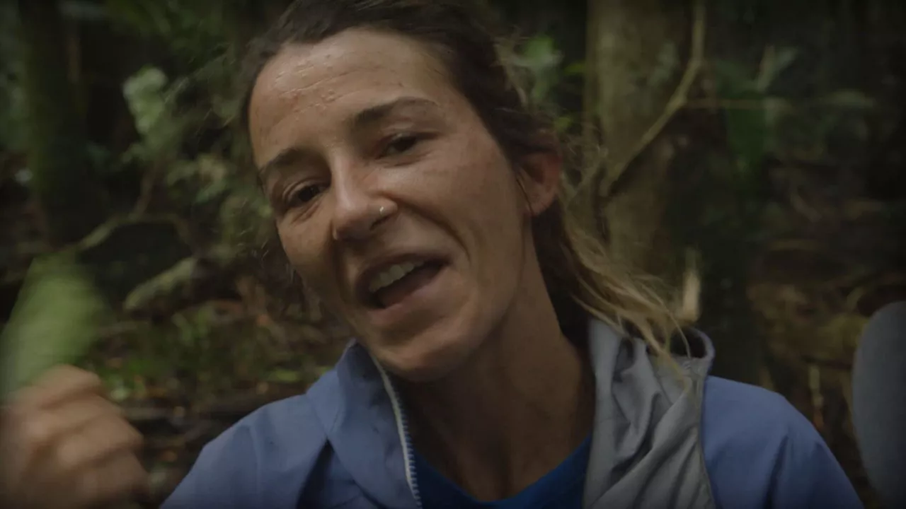 Leire, irribarrez, aurpegia ziztadaz beteta duela. EiTB Mediako bideo batetik
