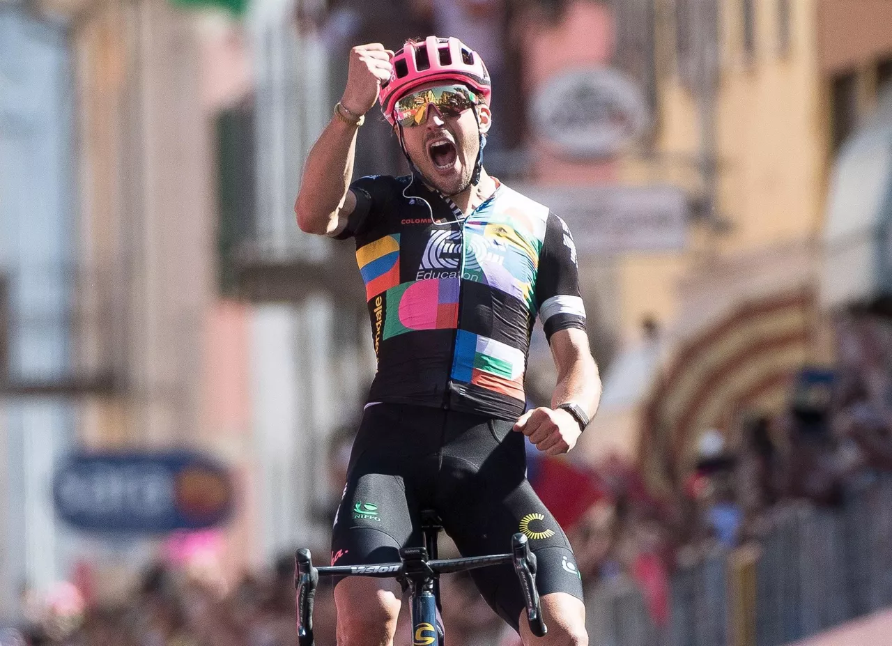 Alberto Bettiol etapa garaipen bat ospatzen. Artxiboko argazkia: EFE