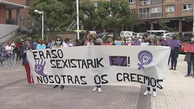 Concentración en la plaza del barrio donostiarra de Larratxo. Captura de imagen de un vídeo de EITB.