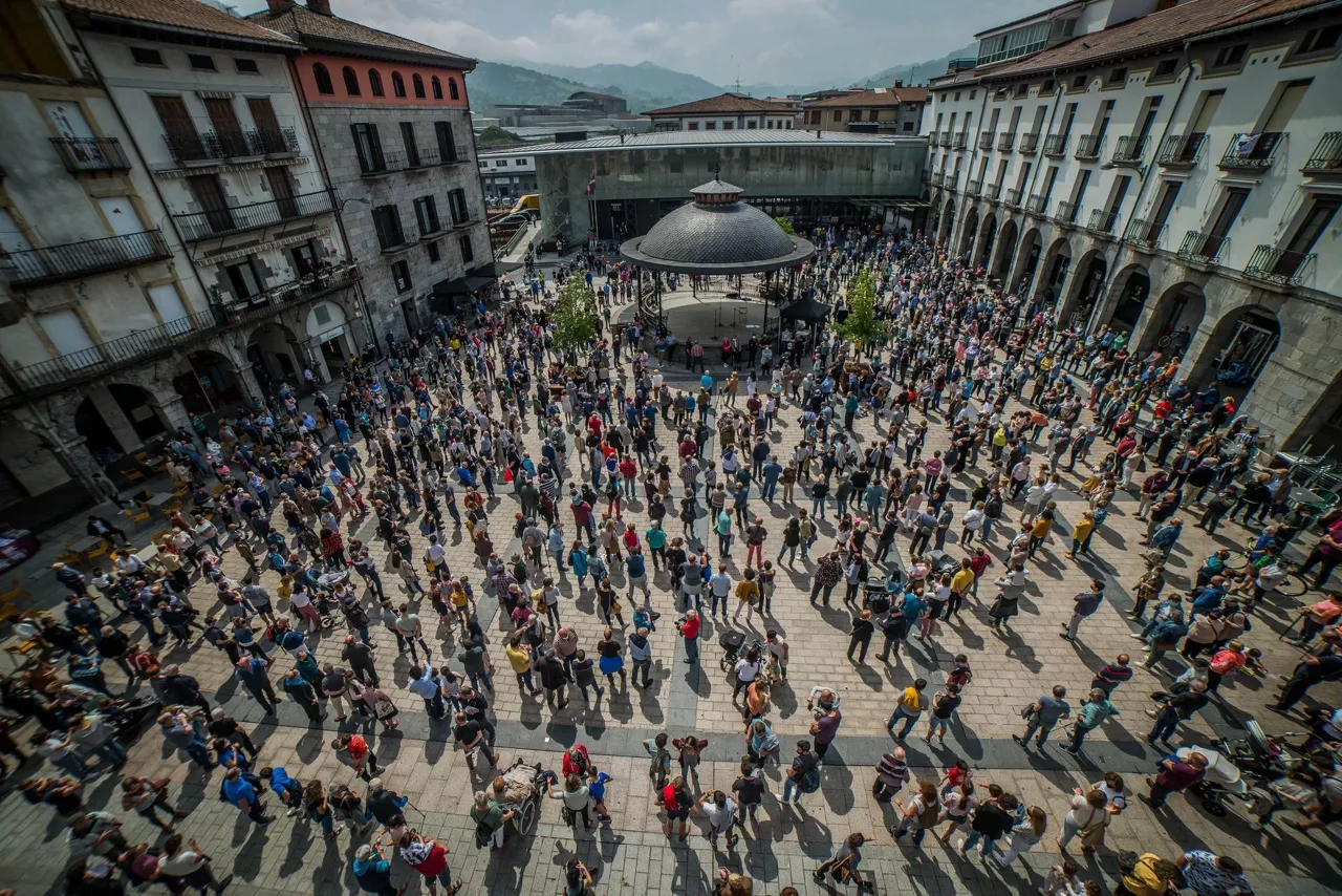 Elkarretaratzea, Azpeitiko plazan