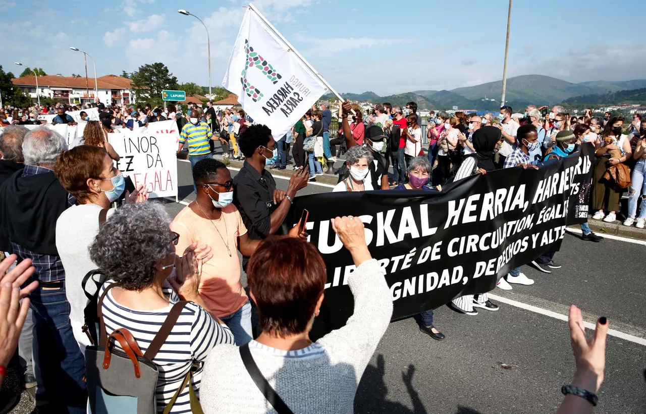 Manifestazioa Irungo Harrera sarea
