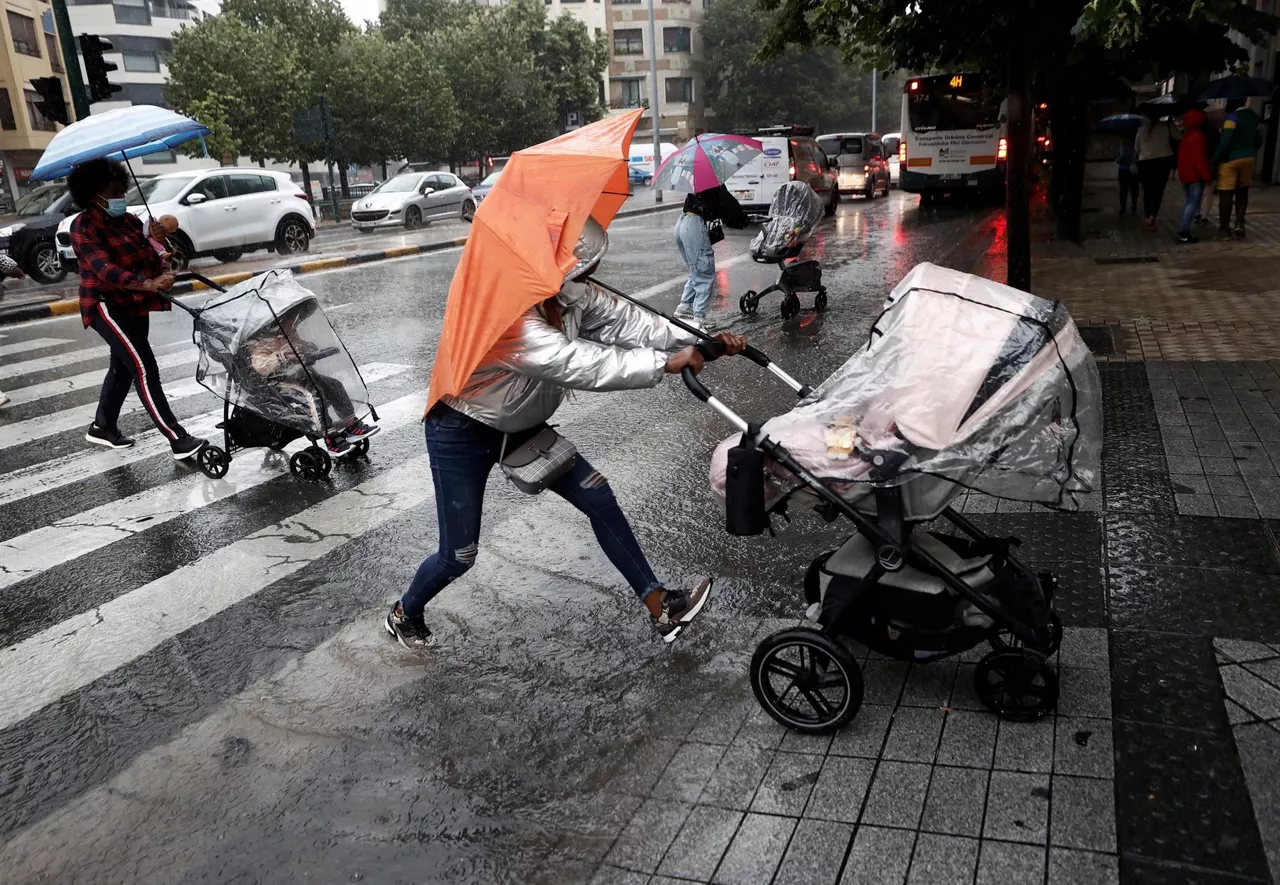 Gente paseando en Pamplona. Foto: EFE