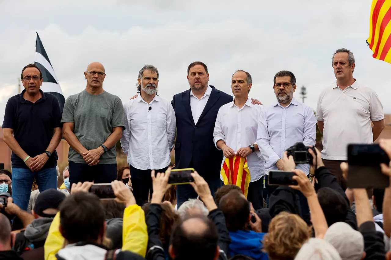Siete de los indultados tras su salida de la prisión de Lledoners.