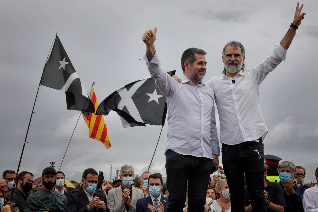preso katalanak Jordi Sanchez eta Jordi Cuixart espetxetik ateratzean