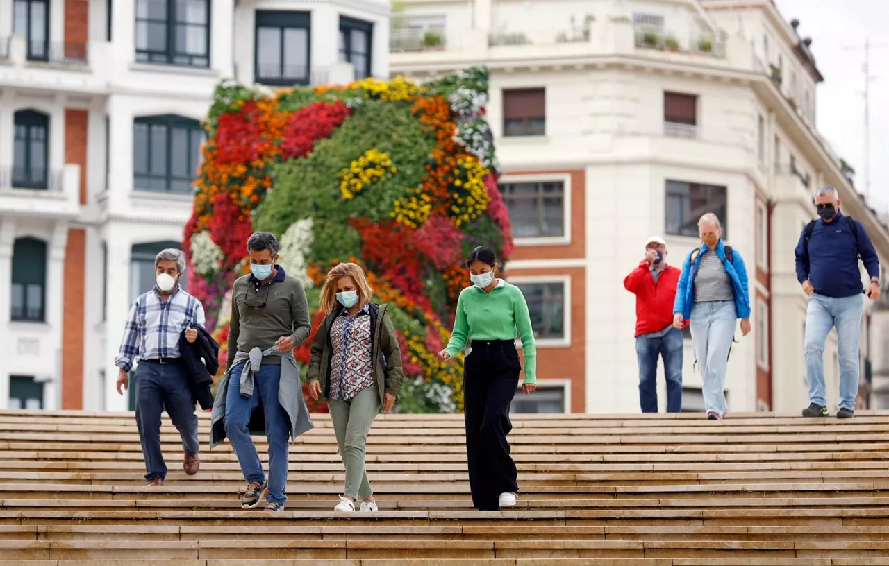 Las mascarillas se han convertido en un complemento indispensable. Foto: EFE