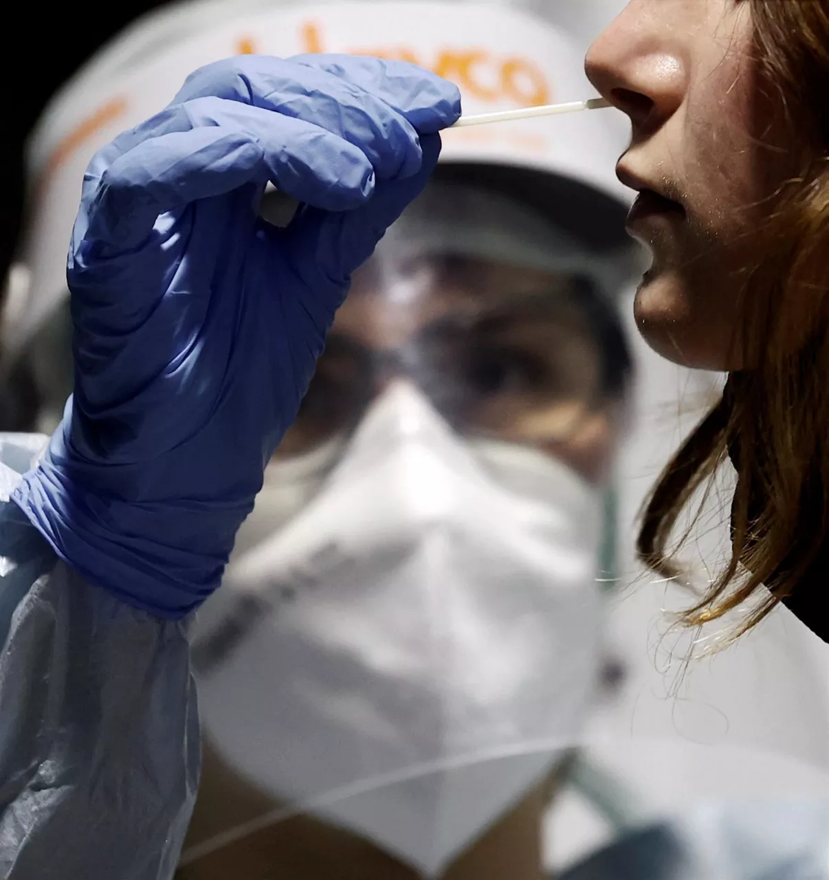 Personal sanitario realizando una prueba diagnóstica