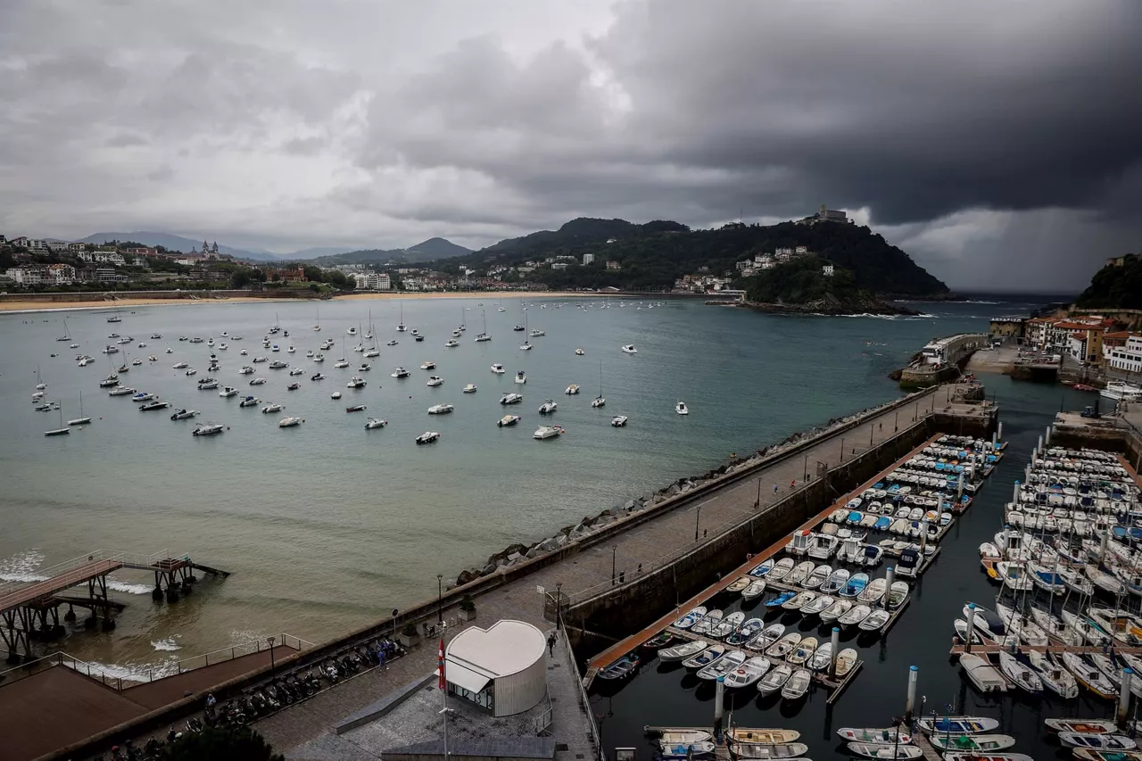 Nubes negras sobre el puerto de San Sebastián