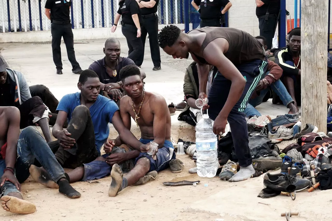 Personas migrantes en Melilla. Foto de archivo: EFE