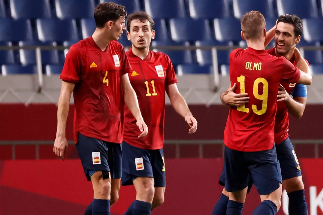 Mikel Merino y Mikel Oyarzabal celebran el gol junto a sus compañeros