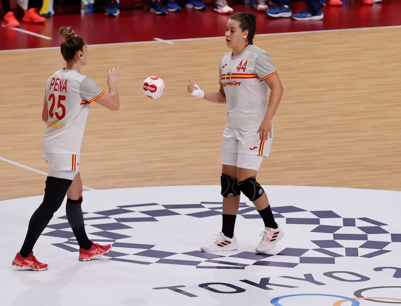 EVE760. TOKIO (JAPÓN), 29/07/2021.- Nerea Peña (i) y Ainhoa Hernández de España se dan ánimos contra Brasil durante un partido por el Grupo B femenino de balonmano en los Juegos Olímpicos 2020, este jueves en el Estadio Nacional de Yoyogi en Tokio (Japón). EFE/Kai Försterling