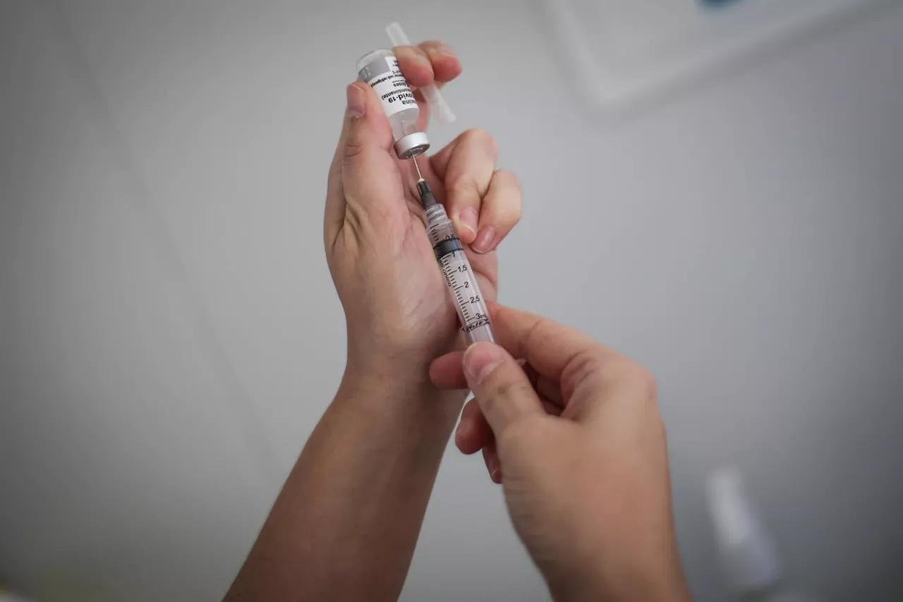 Personal sanitario prepara una dosis de la vacuna contra la covid-19.