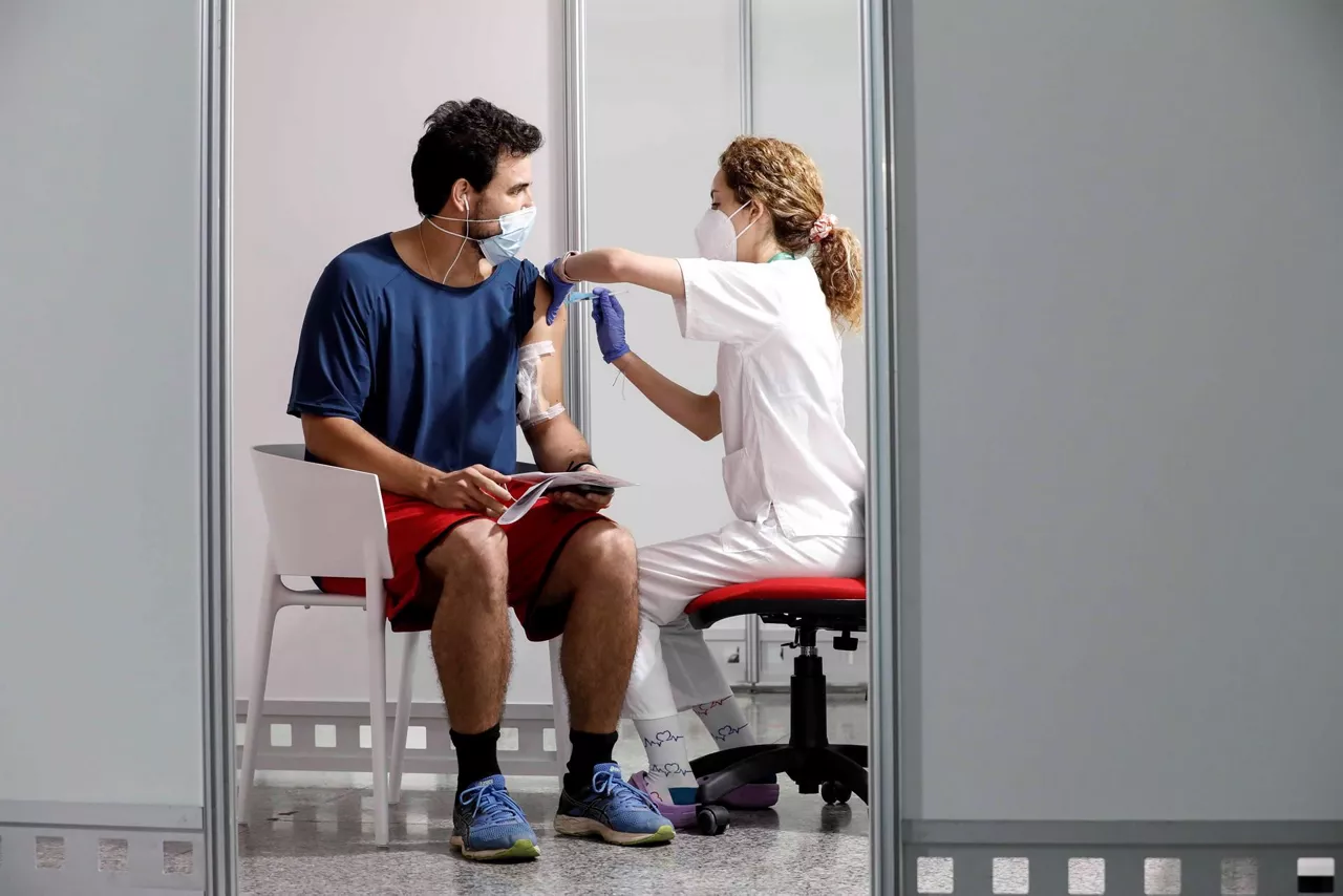 Una persona recibe la vacuna contra la covid-19. Foto: EFE