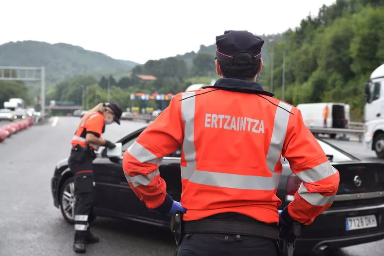 Agentes de la Ertzaintza en carretera