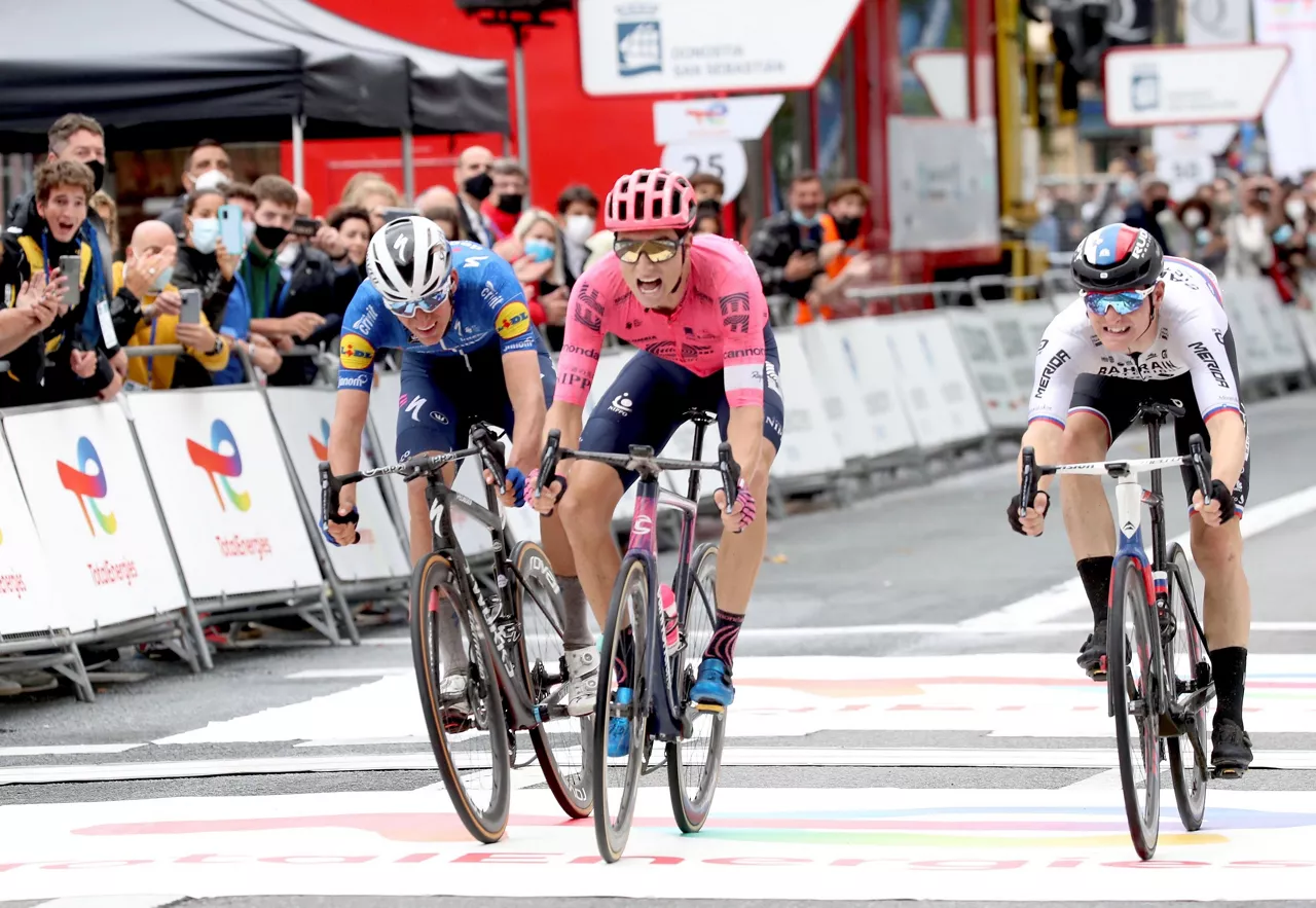 Neilson Powless 2021eko Donostiako Klasikoko helmugan.