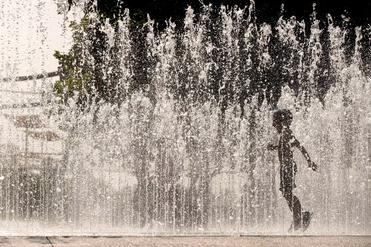 niño-fuente-ola-calor-efe
