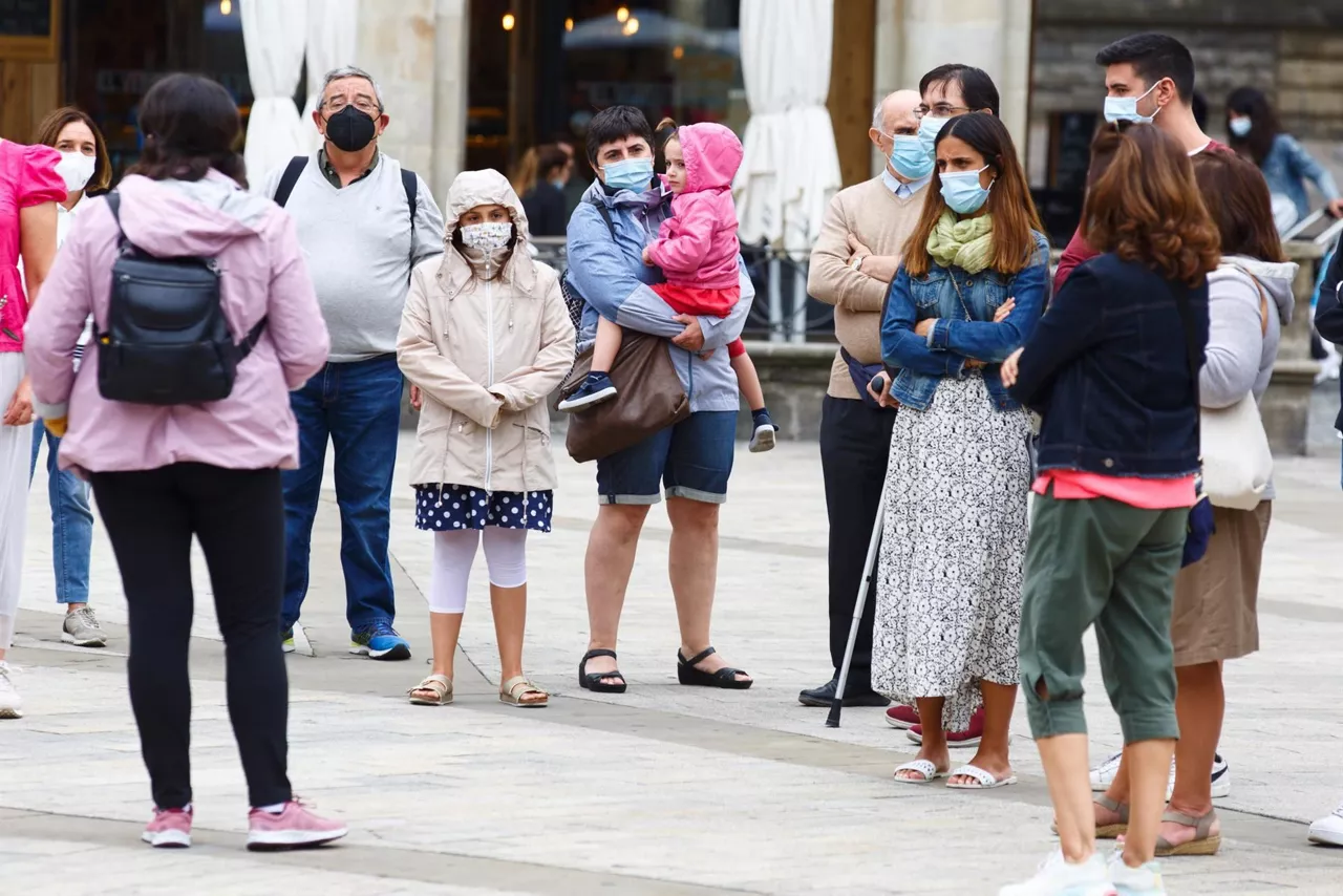Turista talde bat, Gasteizen. Artxiboko argazkia: EFE