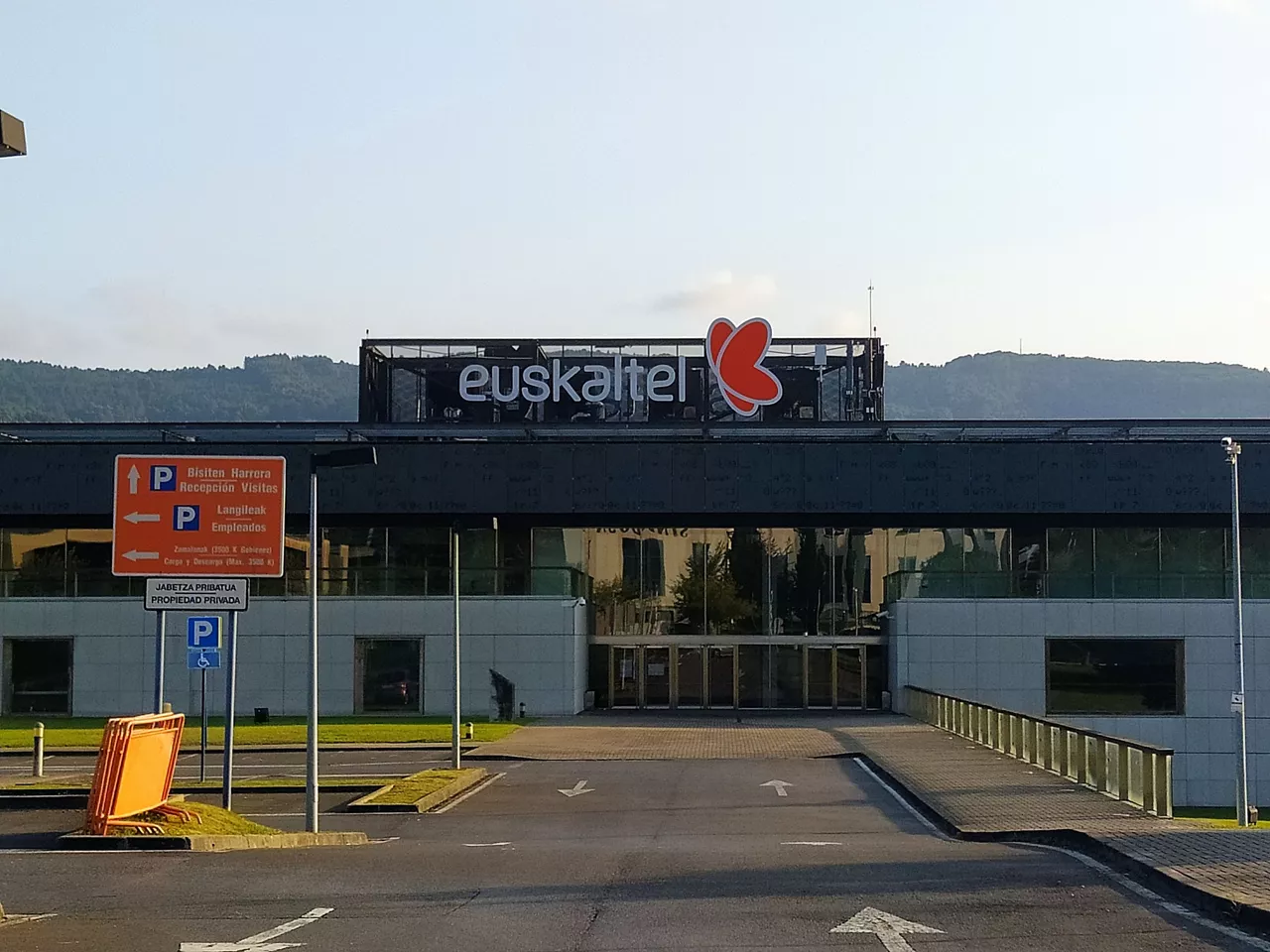 EUSKALTEL EGOITZA SEDE DERIO EITB.JPG