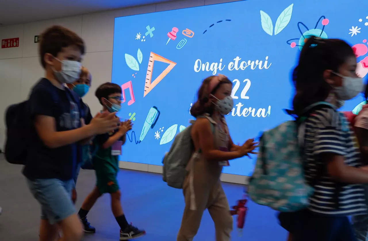 Varios niños en el interior de un colegio en San Sebastián.