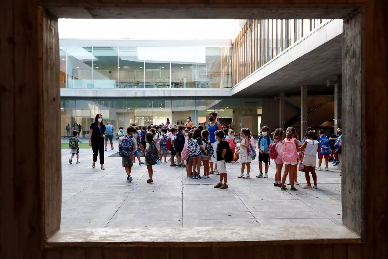 Decenas de niños y niñas en un colegio de San Sebastián.