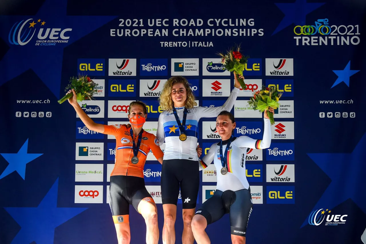 Erlojupeko Europako Txapelketaren podiuma. Argazkia: UEC Cycling.